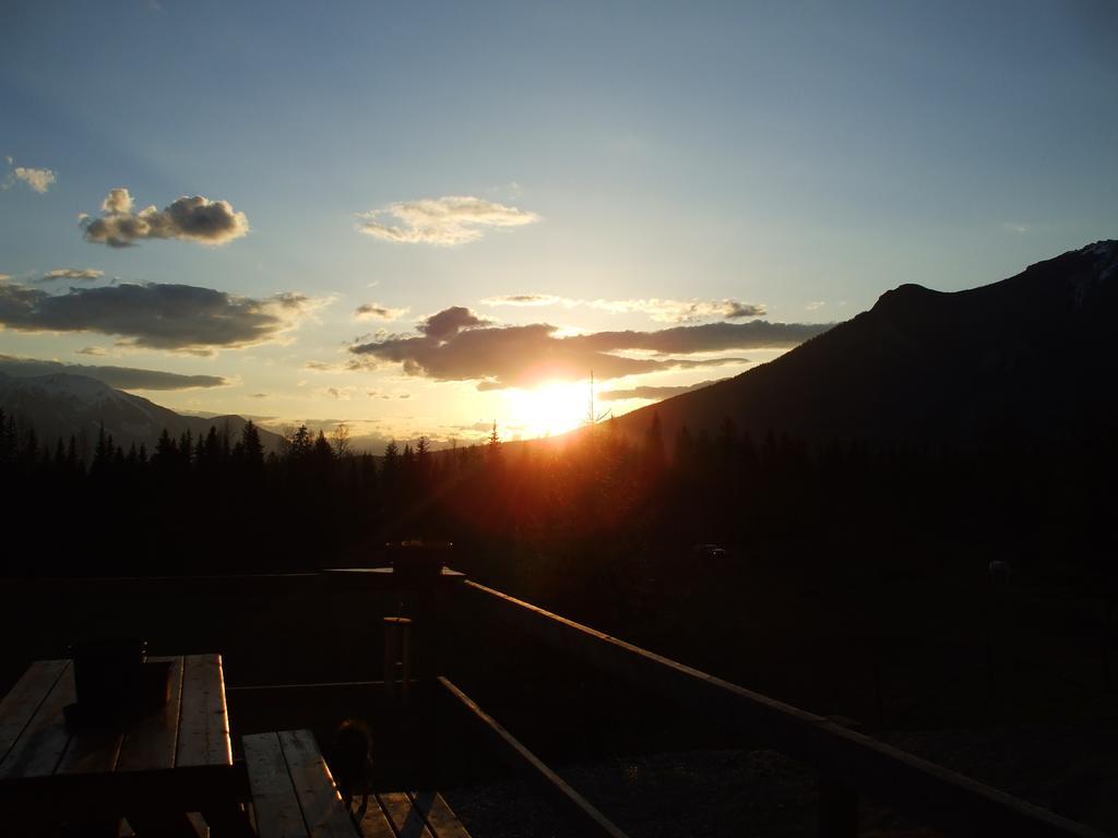 Bear Corner Adventures Bed & Bale Hotel Golden Buitenkant foto
